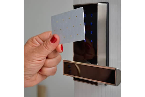 Onde eu posso instalar a minha fechadura de cartão?